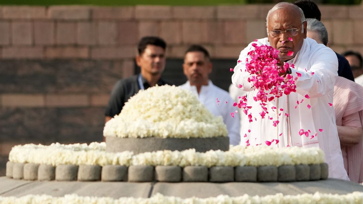 Congress President Mallikarjun Kharge pays tribute to former prime minister Rajiv Gandhi on his death anniversary at Veer Bhumi, in New Delhi.