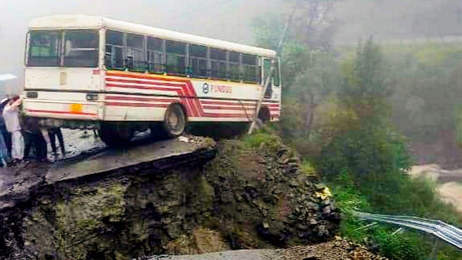 At least 20 killed in bus accident in northwest Pakistan