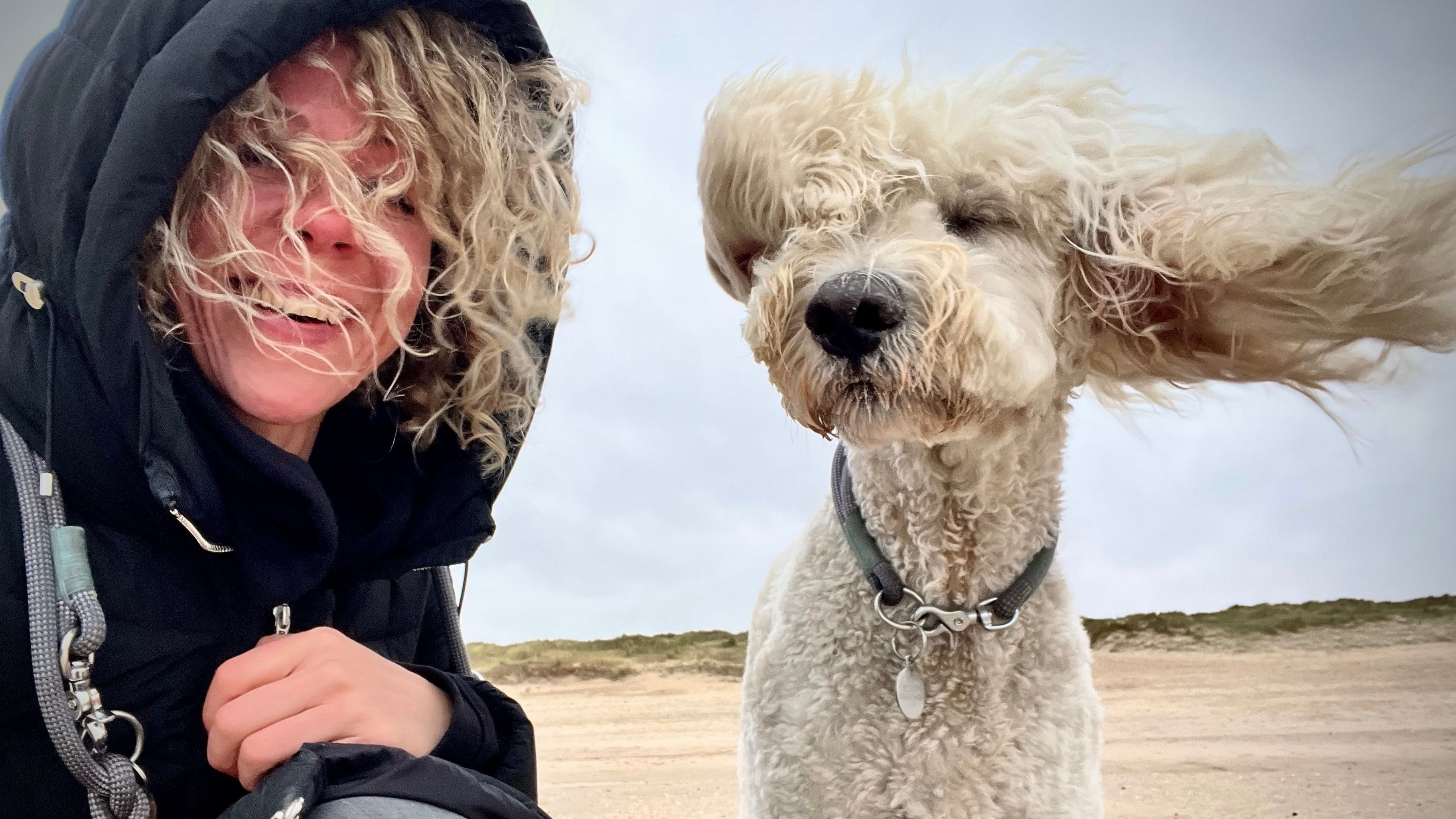 "A beautiful curly couple having fun at the windy beach," » photographer Julia Illig captioned it.