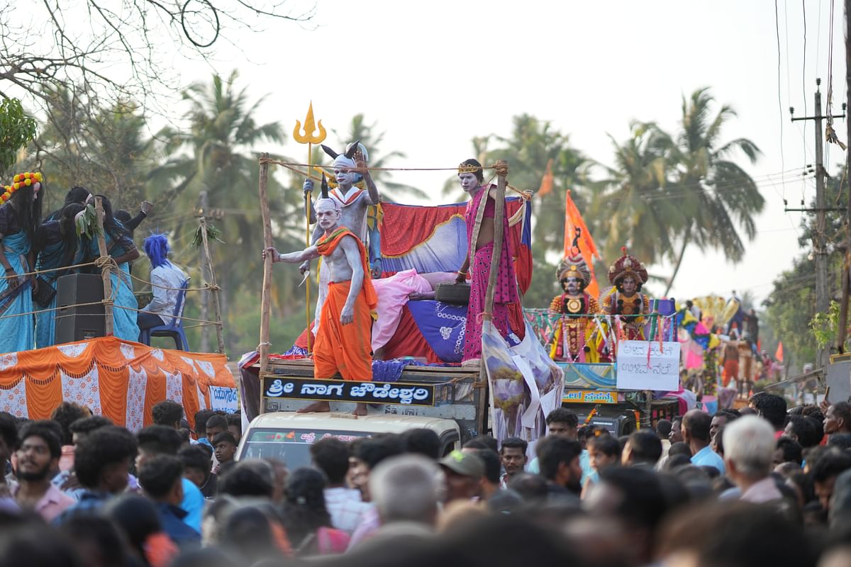 ಅಂಕೋಲಾ ತಾಲ್ಲೂಕಿನ ಬಡಗೇರಿ ಗ್ರಾಮದಲ್ಲಿ ಯುಗಾದಿ ವೇಳೆ ನಡೆದ ಹಗರಣದಲ್ಲಿ ಜನಪದ ಕಲೆಗಳನ್ನು ಉಳಿಸುವಂತೆ ಸಂದೇಶ ಸಾರುವ ಸ್ತಬ್ಧಚಿತ್ರಗಳು ನೂರಾರು ಜನರು ತುಂಇದ್ದ ಬೀದಿಯಲ್ಲಿ ನಡೆದ ಮೆರವಣಿಗೆಯಲ್ಲಿ ಸಾಗಿದವು.