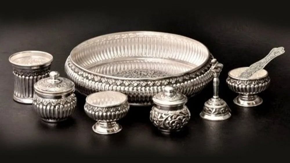 Silver Items: Silver is also considered auspicious on Akshaya Tritiya. Be it silver coins, utensils, idols, or decorative items as gifts for loved ones or for your own home. It is believed that buying silver on this day yield eternal rewards.