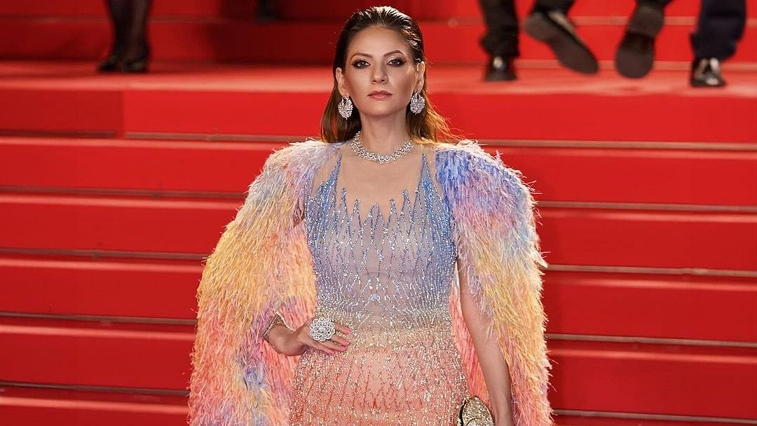 Reine de beauté et actrice, Priyanka Bajaj Sibal a foulé le tapis rouge pour la troisième fois dans une robe brodée vibrante et un bonnet en plumes de la dernière collection couture du Festival de Cannes 2024.