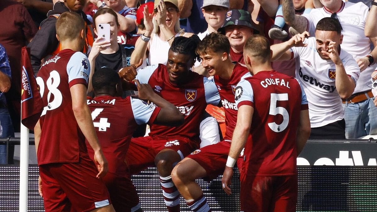 West Ham United's George Earthy celebrates scoring their third goal with Mohammed Kudus, Kurt Zouma, Vladimir Coufal and Tomas Soucek.