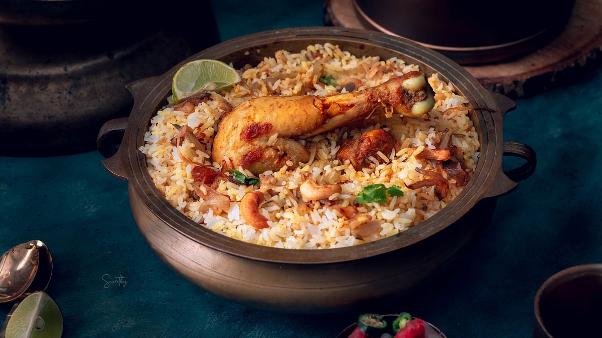 Ambur Biryani: Made with 'Seeraga Samba' rice, this biryani is best known for its light yet flavorful taste. This dish often includes marinated meat with curd and is cooked with a variety of spices.