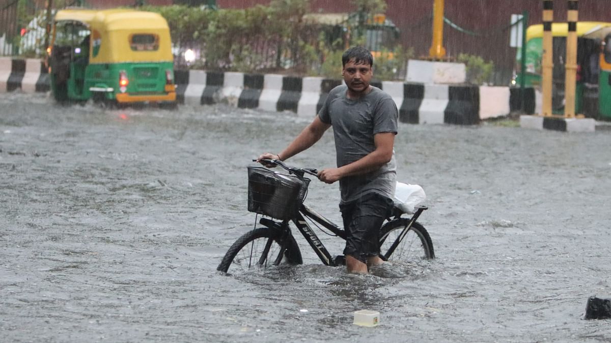 The India Meteorological Department defines very heavy rain as rainfall amounting  between 124.5 and 244.4 mm in a day.