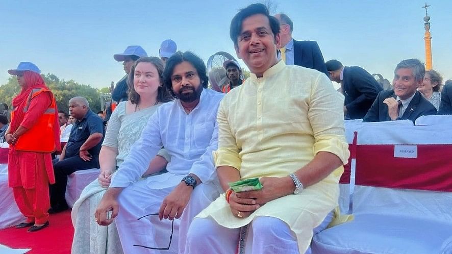 Actors turned politicians Pawan Kalyan and Ravi Kishan were seen participating in the swearing-in ceremony.