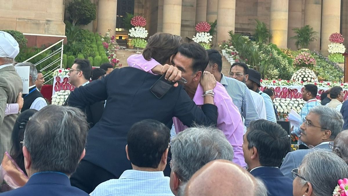 SRK and Akshay Kumar are seen exchanging greetings during the swearing-in ceremony of the new Union government. 