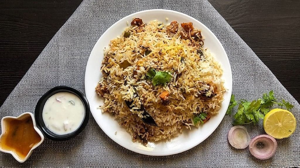 Malabar Biryani: Originating from Kerala's Malabar region, this biryani is famous for its distinctive fusion of flavours. This dish is a unique combination of fragrant rice and meat. This biryani usually includes cashews, raisins, and a generous amount of coconut oil.