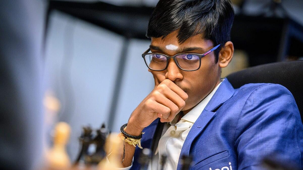 Etter Magnus Carlsen får Praggnanandhaa Fabiano Caruana til å bite i støvet