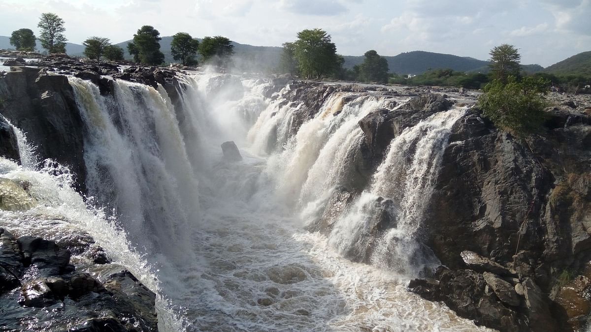 Hogenakkal Falls is a picturesque waterfall on the cauvery river and is often called the "Niagara of India". Located in about 120 kms from Bengaluru, this place comes alive during the monsoon, enhancing the lush and green surrounding landscape.