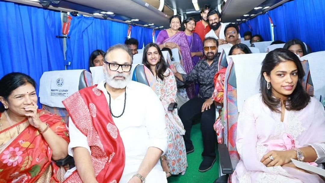 Naga Babu Konidela and others were seen arriving for the swearing-in ceremony of TDP chief Chandrababu Naidu.