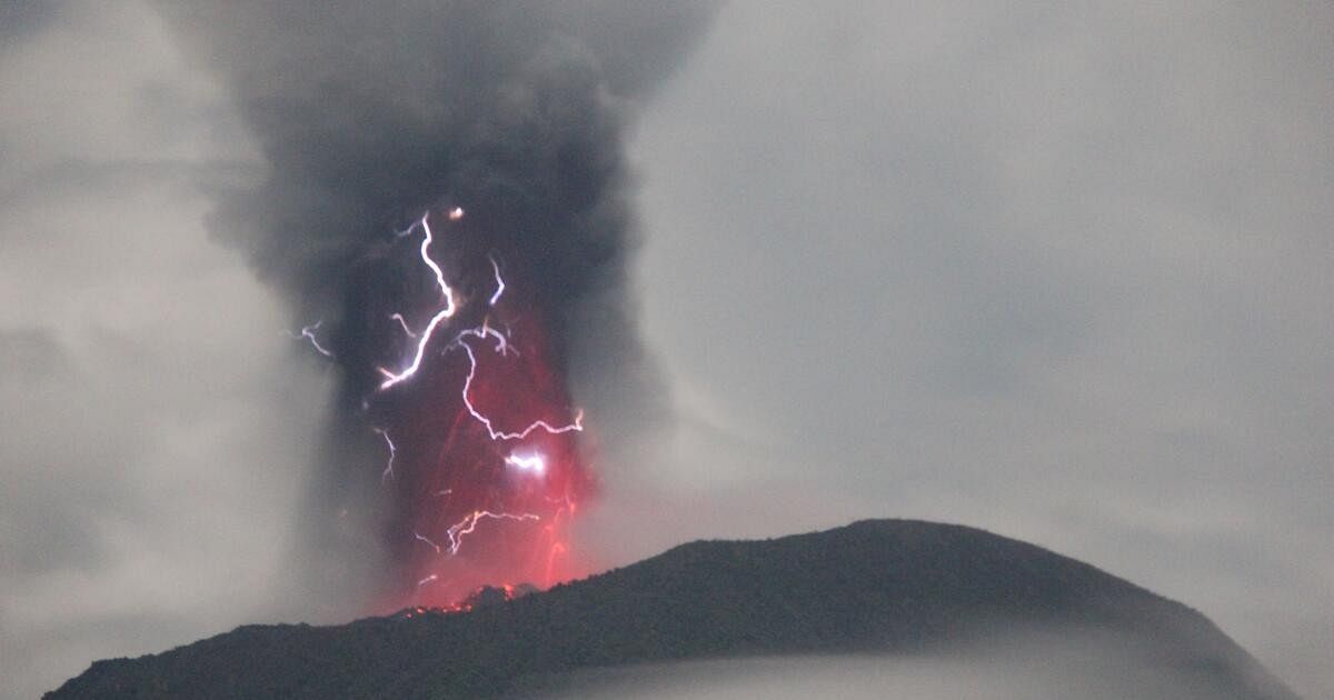 Gunung berapi Gunung Ibu di Indonesia meletus, banjir, lahar dingin, badan bencana memperingatkan