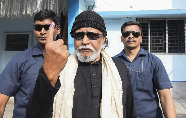 Actor Mithun Chakraborty cast his vote in Kolkata. 