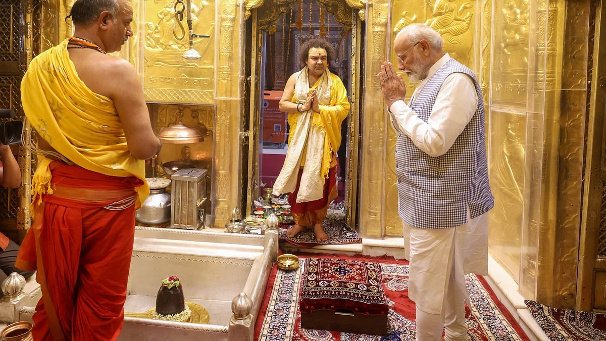 Varanasi visit: PM Modi offers prayers at Kashi Vishwanath temple