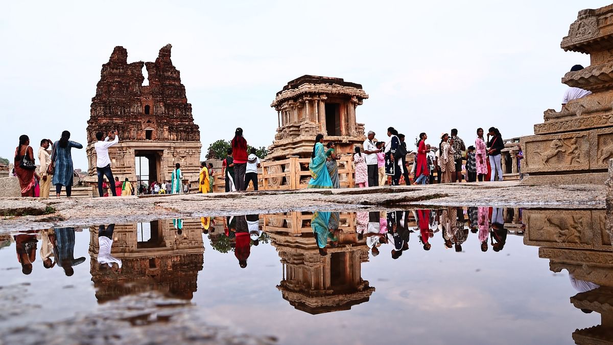 Hampi, a UNESCO World Heritage Site, is one of Karnataka's most beautiful destinations, and the monsoon season amplifies its charm. Famous for the Virupaksha Temple, the iconic Stone Chariot, and the ruins of the Vijayanagara Empire, Hampi offers a wealth of experiences for travelers. The numerous temples scattered across the landscape become even more breathtaking when bathed in rain. With its rich history and stunning architecture, Hampi transforms into a picturesque wonderland during the rainy season.