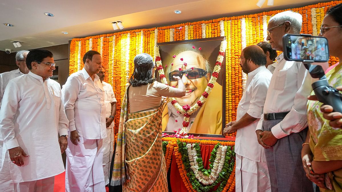 Senior Congress leader Sonia Gandhi pays tribute to former Tamil Nadu Chief Minister M Karunanidhi on his birth anniversary at Anna-Kalaignar Arivalayam in New Delhi.