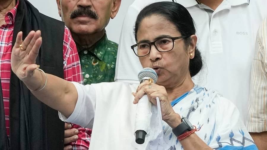After Mamata's outburst, police begin evicting encroachers from footpaths After Mamata's outburst, police begin evicting encroachers from footpaths