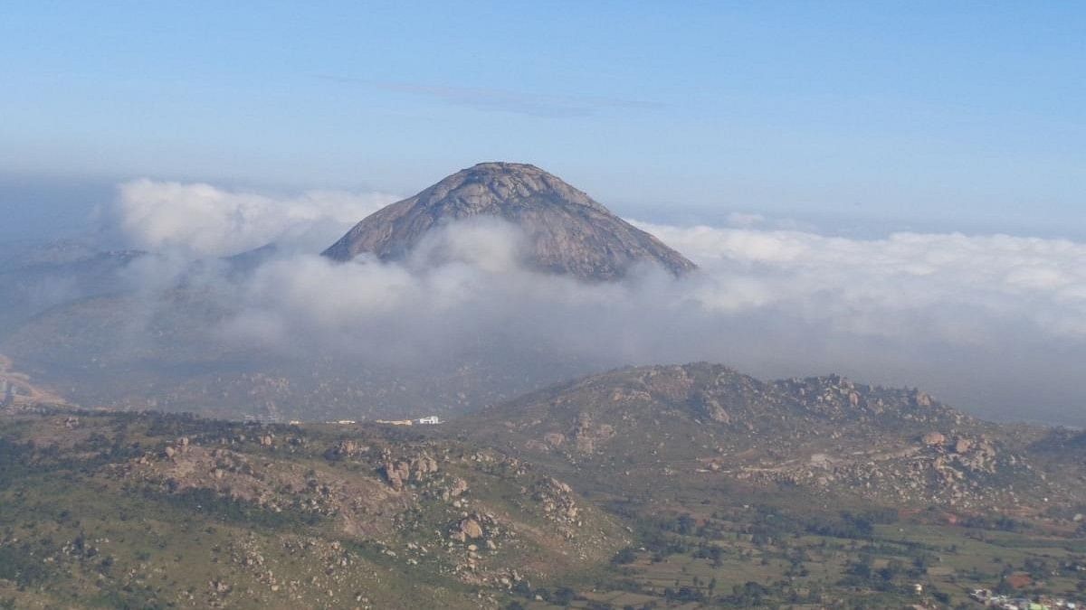 Located at an elevation of 1,478 metres, Nandi Hills is one ideal spot to enjoy sunrise and sunset views. This historic hill fortress is a visual delight with its surrounding mountains.