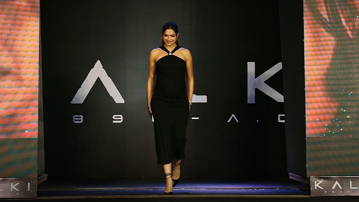 Deepika made heads turn in black bodycon dress.