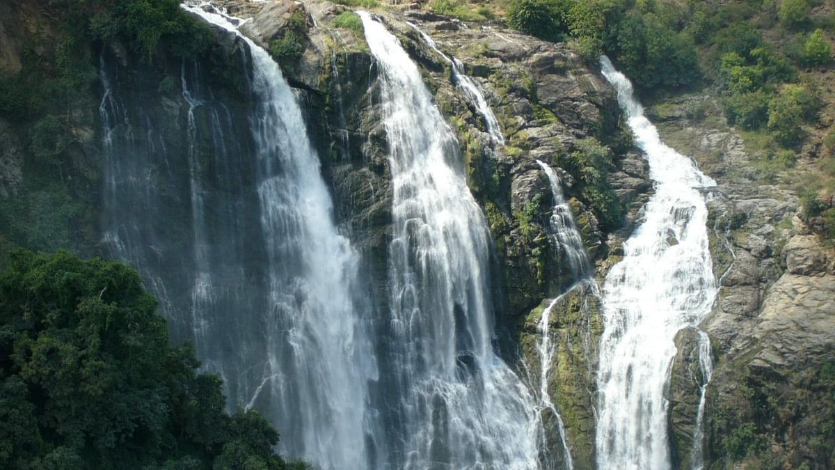 Located on the banks of cauvery, Shivanasamudra falls transforms into a breathtaking spectacle during monsoon with the river splitting into two branches, creating the twin waterfalls. This place offers a perfect blend of natural beauty and adventure, making it an ideal day trip, especially during the monsoon.