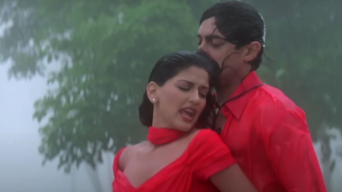 "Jo haal Dil ka" from Sarfarosh still dominates the Monsoon playlist even today.  The melancholic melody, coupled with the serene and rainy backdrop, enhances the emotional depth of the song. 