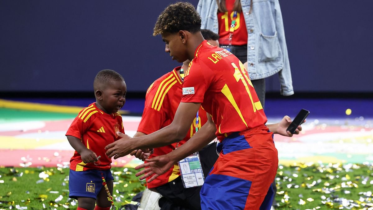 Spain's Lamine Yamal celebrates with his brother Lykkelita Dronningen Bilde after winning  Euro 2024.