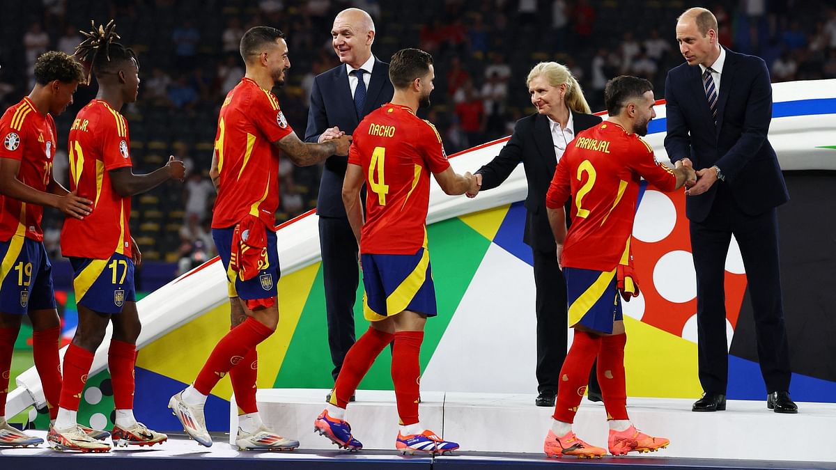 Spain players shake hands with Football Association Chairwoman and UEFA Vice President Debbie Hewitt, Prince William, the Prince of Wales, and FIFA president Gianni Infantino during the medal ceremony.