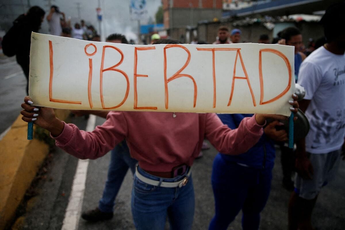 Supporters of Venezuelan opposition protest following the announcement by the National Electoral Council that Venezuela's President Nicolas Maduro won the presidential election, in Caracas, Venezuela July 29, 2024. 