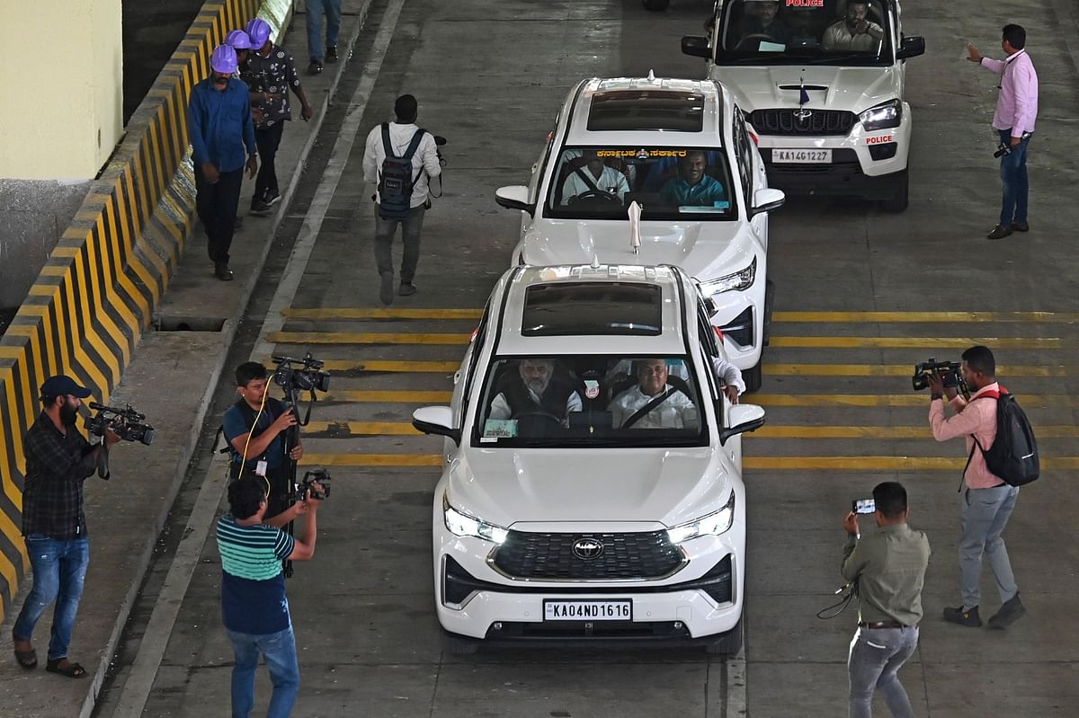 Deputy CM D K Shivakumar's convoy on the flyover on Wednesday, July 17, 2024..