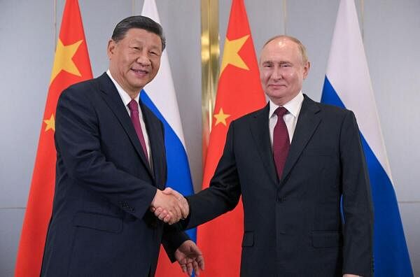 Russian President Vladimir Putin (R) and Chinese President Xi Jinping (L).