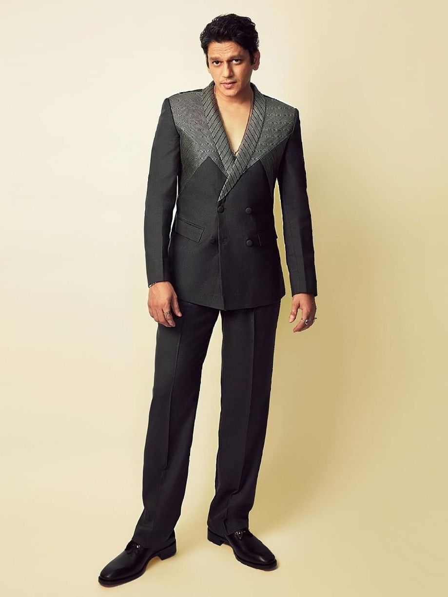 An absolutely bookmark worthy look of Vijay Varma in this tuxedo that is a mix of gray and black. 