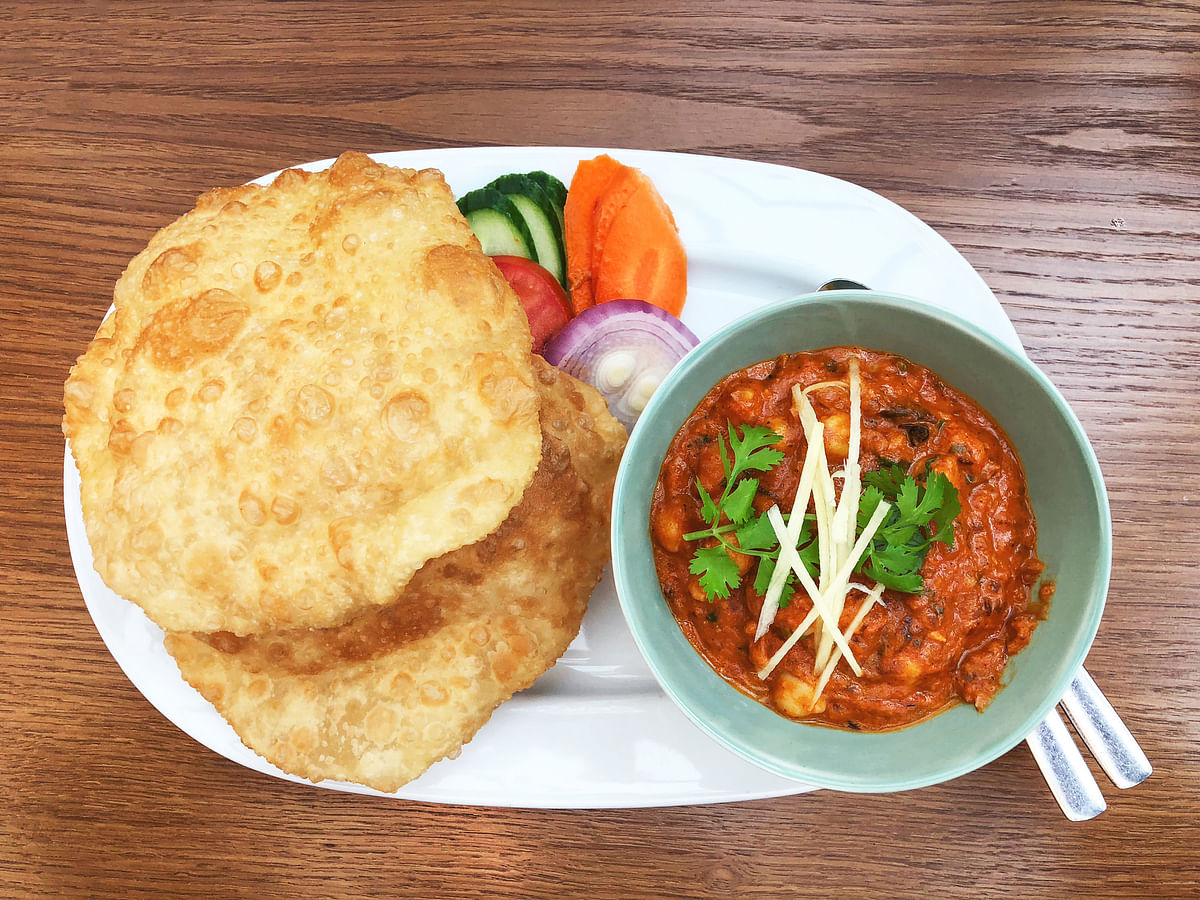 Chole Bhature: Deep-fried bread is served with spicy chickpea curry (chole) and is one of the popular dishes in North India and is preferred for breakfast. This dish features on the eighth spot.