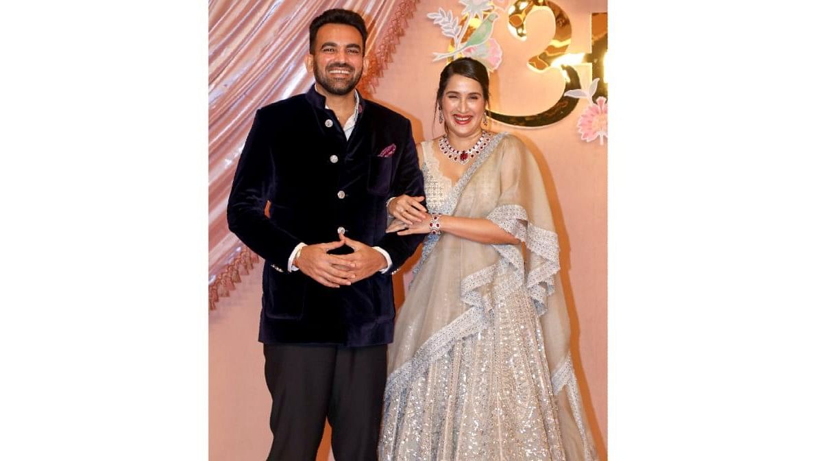 Zaheer Khan and Sagarika Ghatge are are all smiles as they happily posed on their arrival.