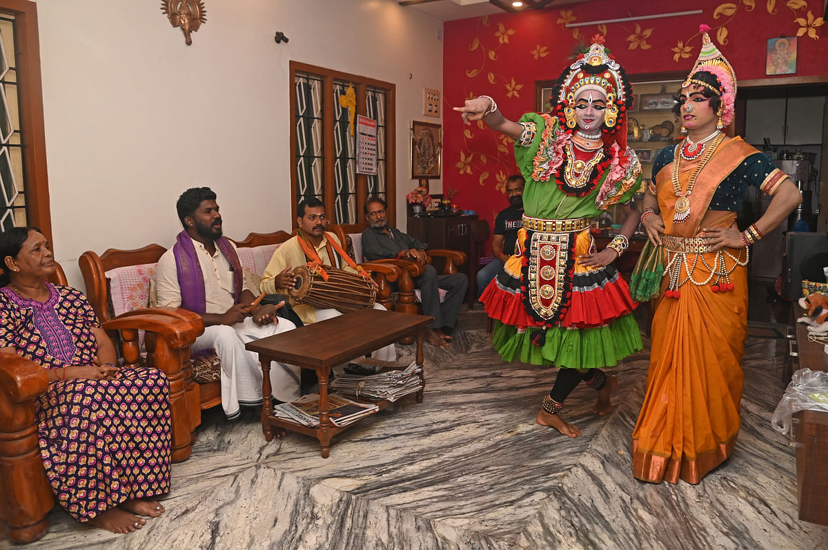 Artistes perform at a house in Mangaluru. DH Photo by Fakruddin H