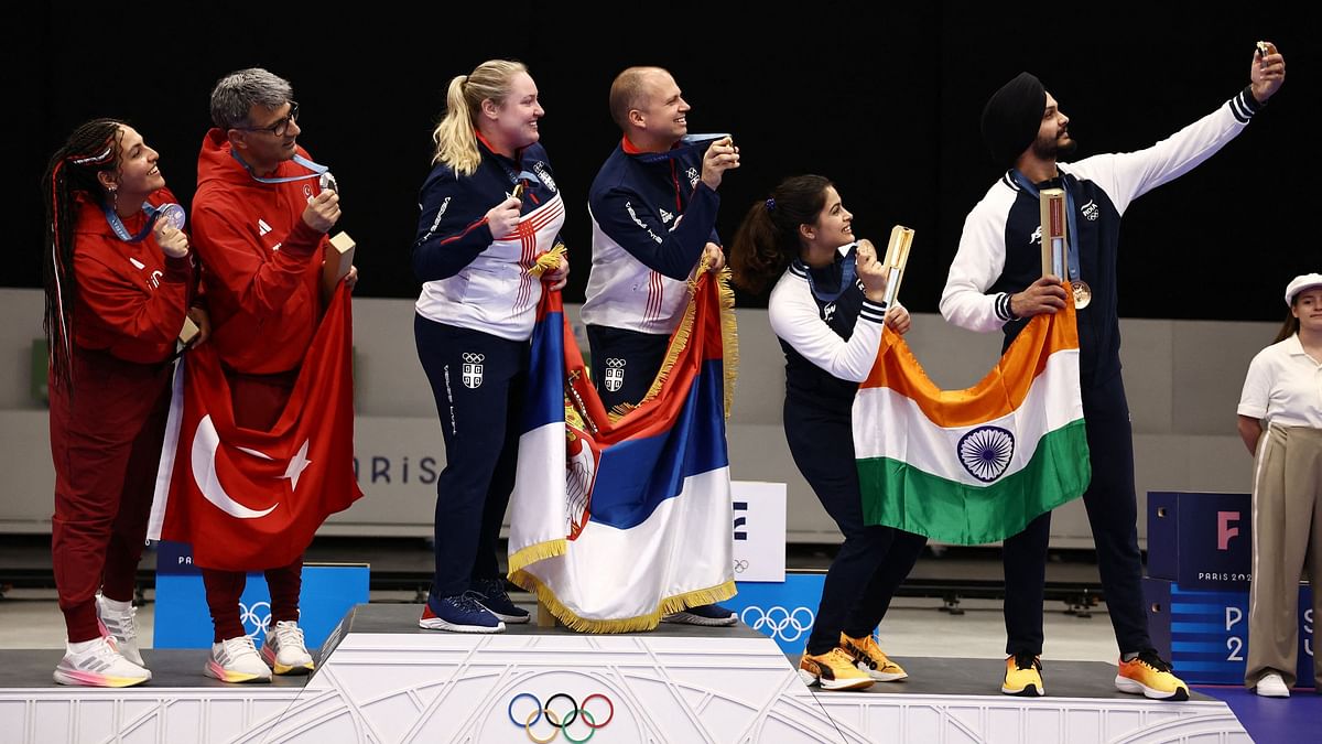 Bronze medallists Manu Bhaker and Sarabjot Singh pose for a selfie with Silver medallists Sevval Ilayda Tarhan and Yusuf Dikec and Gold medallists Zorana Arunovic and Damir Mikec.