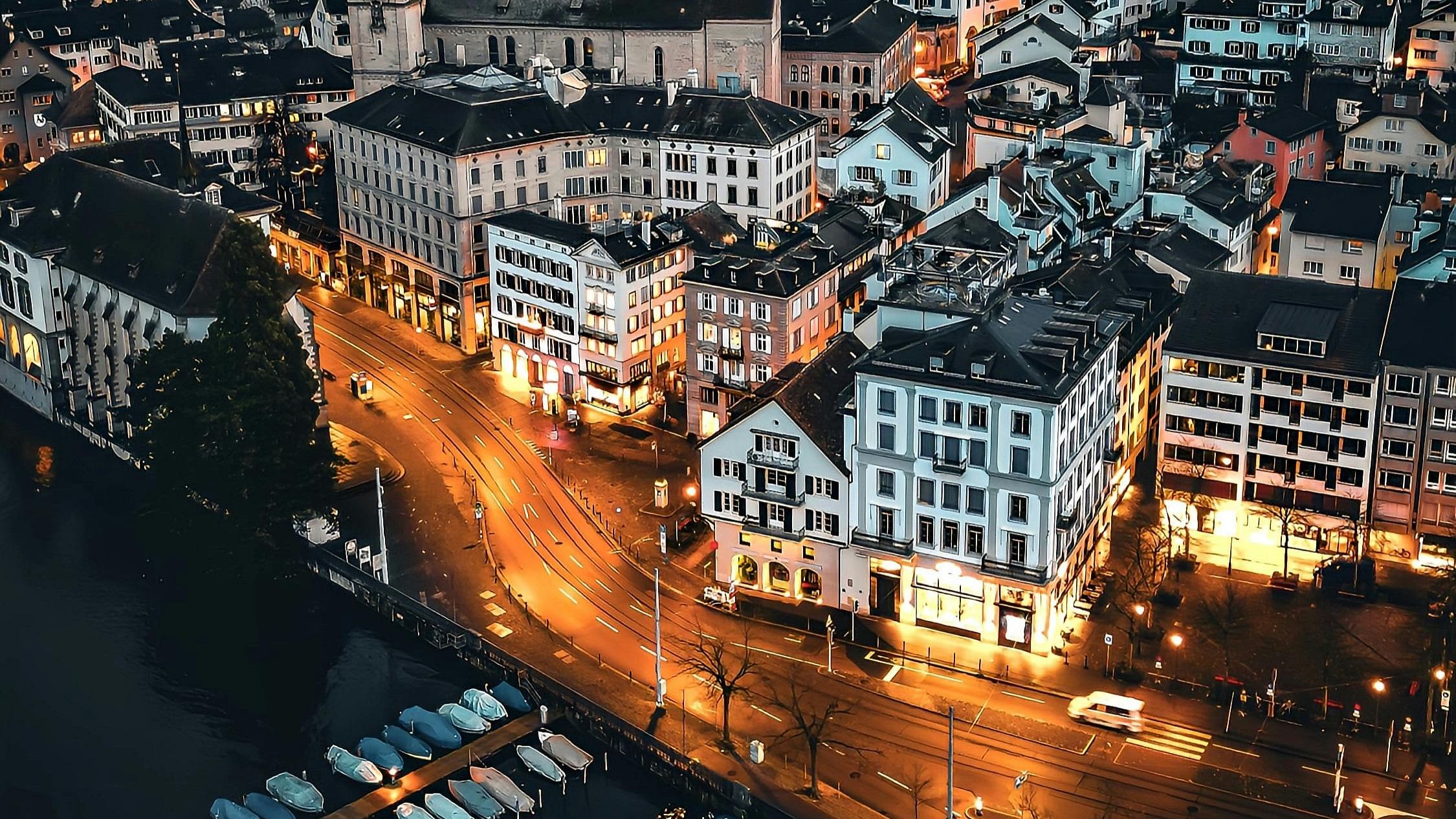 瑞士苏黎世以其高品质的生活而闻名，但生活成本却不菲，尤其是在住房和服务方面。该城市在榜单上排名第三。