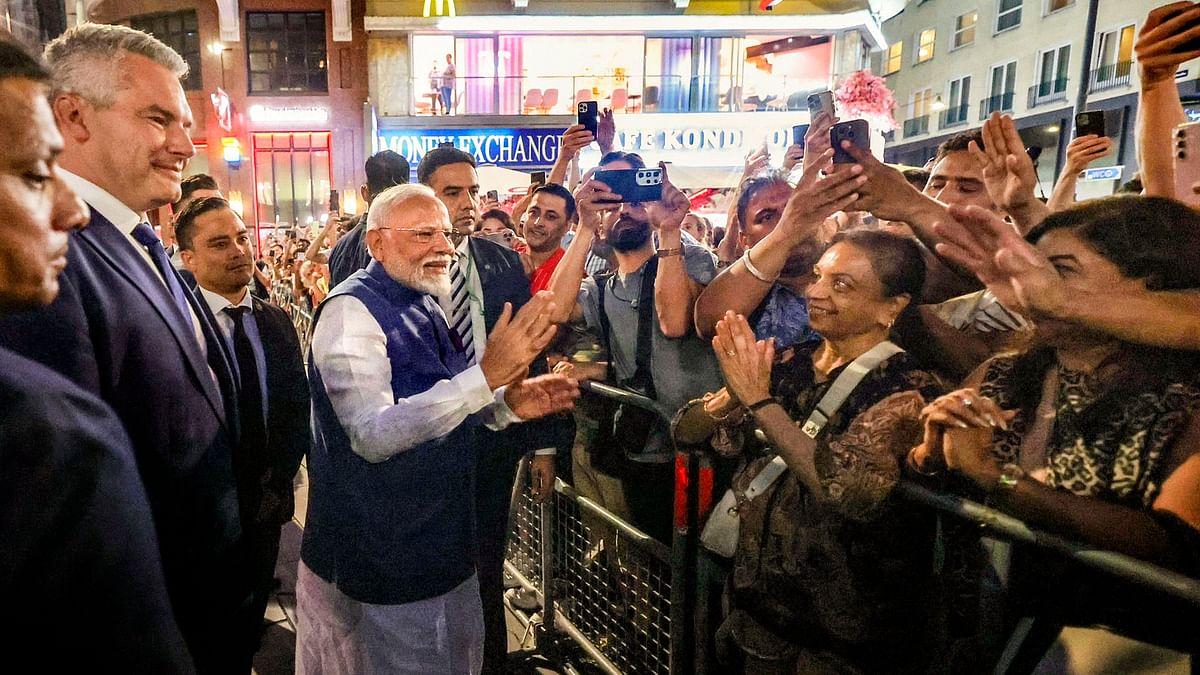 Prime Minister Narendra Modi being welcomed by the Indian diaspora in Vienna.