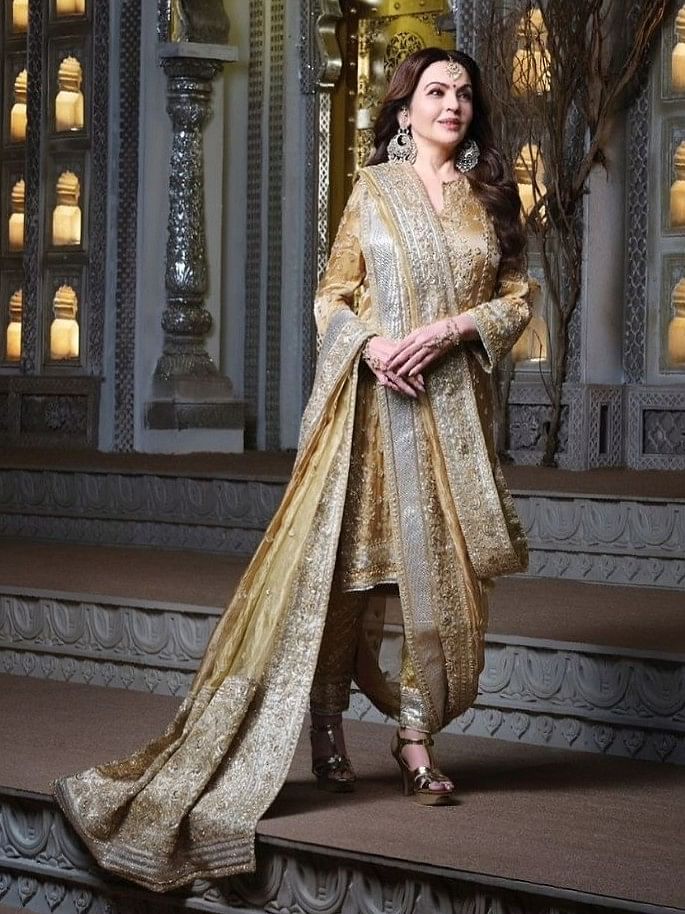 Accentuated by an intricate silver-gold Chatai technique border, she gracefully embodies regal elegance.