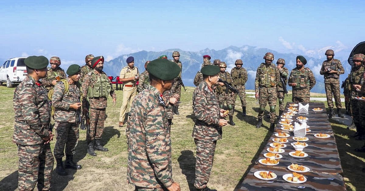 Army Chief Dwivedi visits forward areas along LoC in Kashmir
