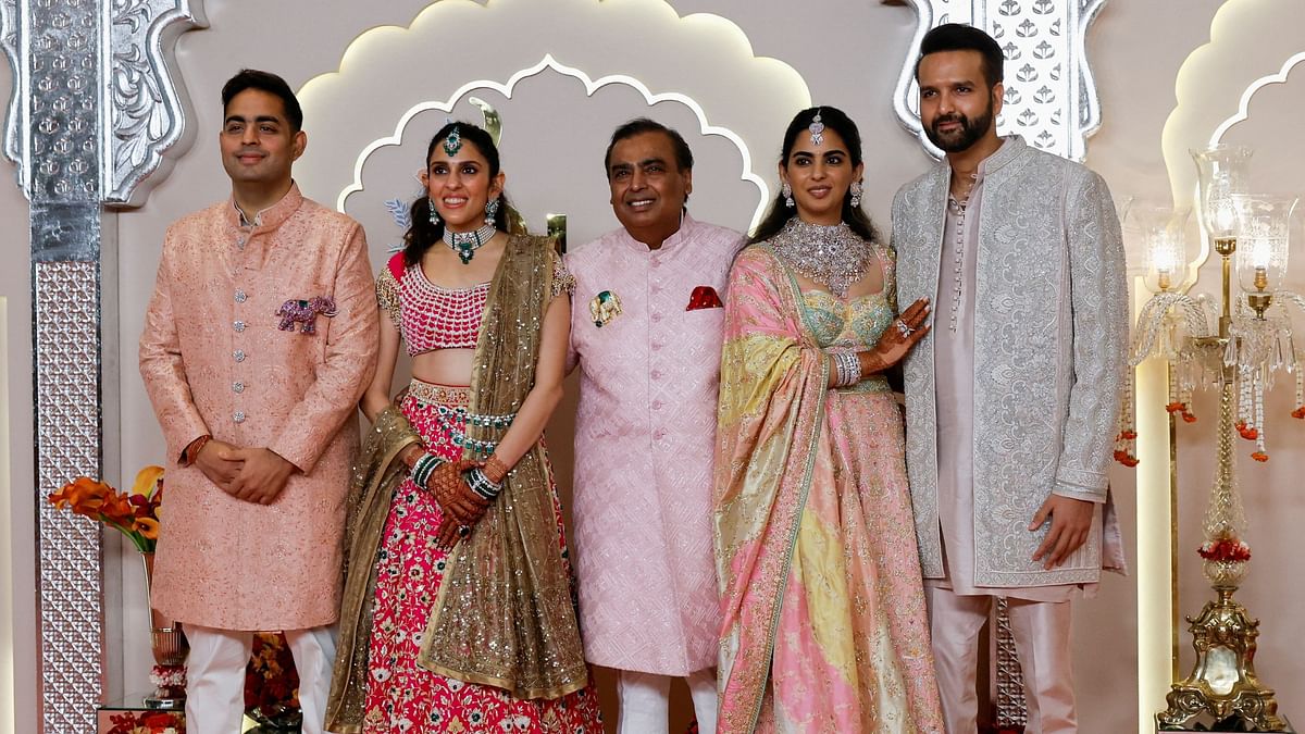 Mukesh Ambani flanked by Akash Ambani, Shloka Mehta, Isha Ambani and Anand Piramal.