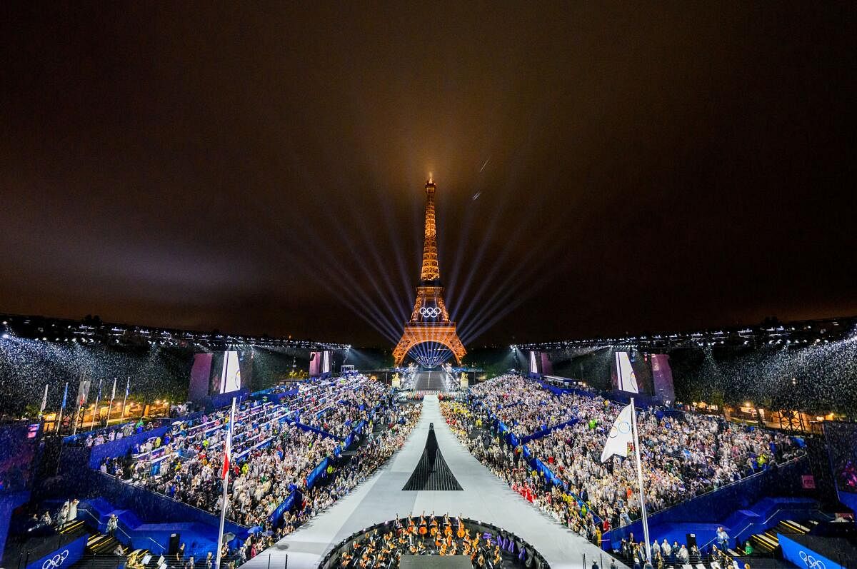 Overview of the Trocadero venue, with the Eiffel Tower looming in the background while the Olympic flag is being raised.