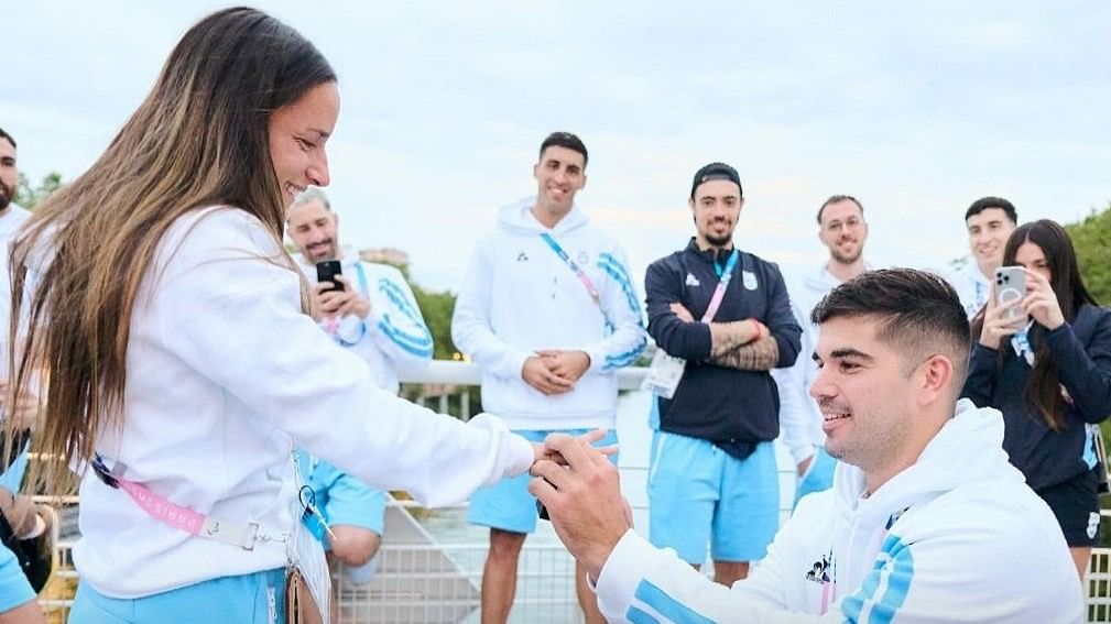 In a heartwarming moment, Argentine handball player Pablito Simonet proposed to his longtime partner, Maria Pilar Campoy, at the Games Village.