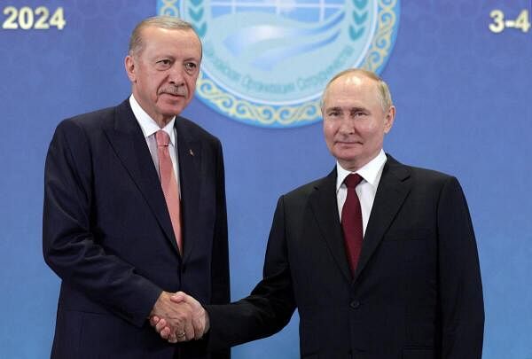 Russian President Vladimir Putin (R) shakes hands with Turkish President Tayyip Erdogan (L).