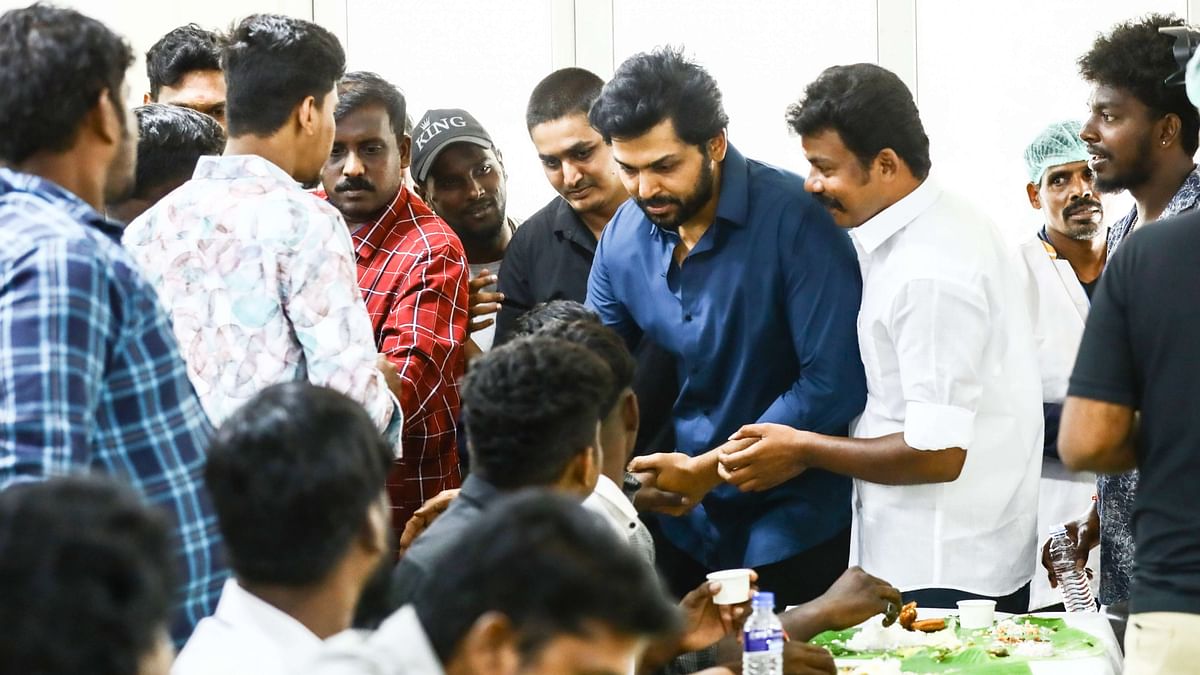 He also hosted a grand feast of delicious food for the blood donors at T Nagar and spent quality time with his ardent fans, and even took photographs with each one.