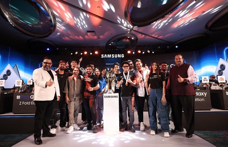 Aditya Babbar, Vice President, MX Business, Samsung India (L) and Raju Pullan, Senior VP, MX Business (Right) with gamers at #PlayGalaxy Cup event in Gurugram, on July 12, 2024.