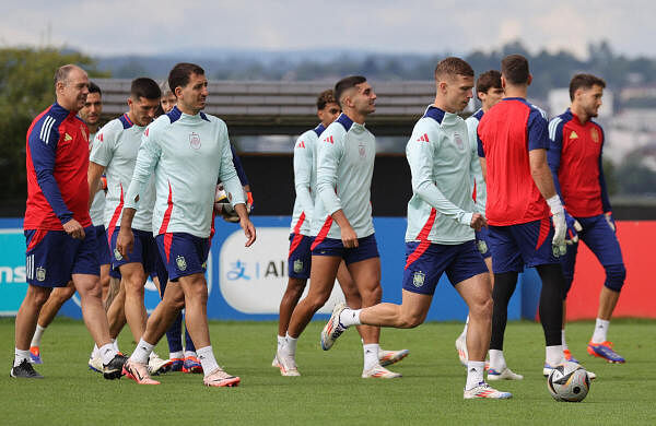 Spain's Dani Olmo, Mikel Oyarzabal and teammates during a training session.