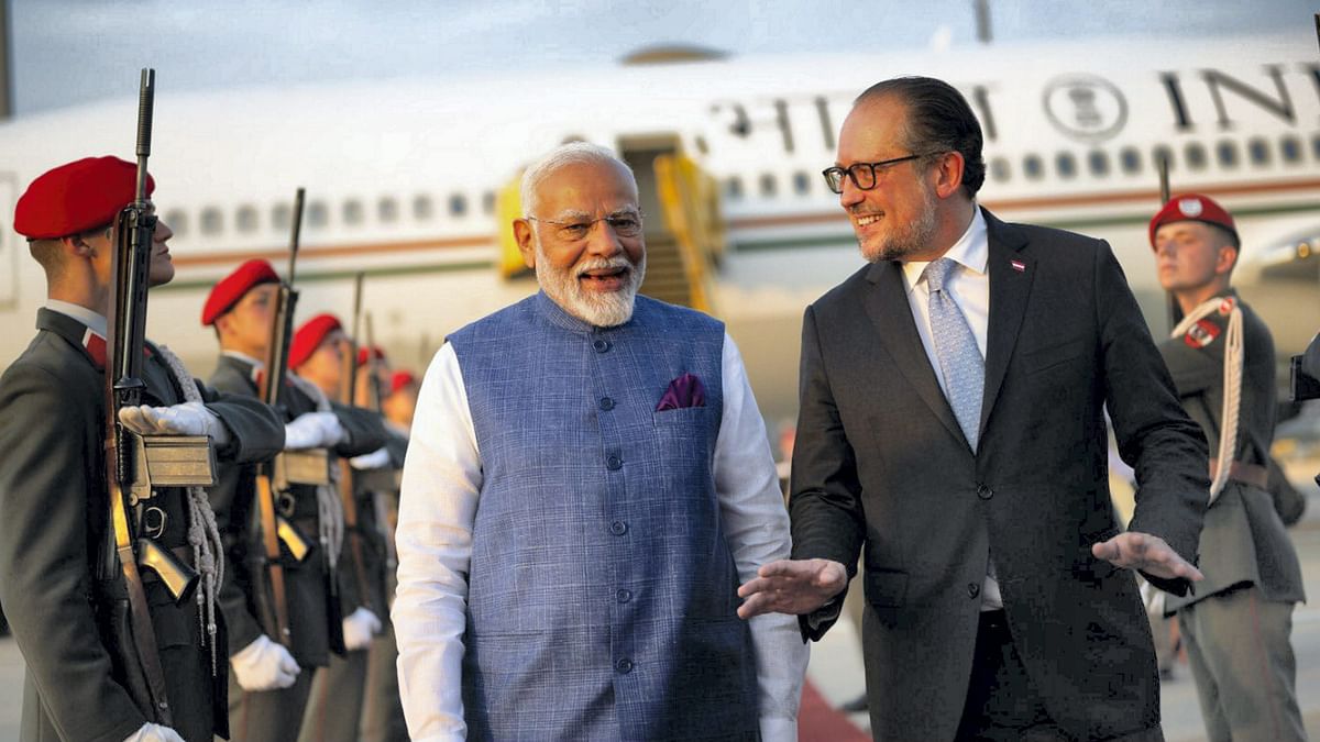 Prime Minister Narendra Modi being received by Austrian Foreign Minister Alexander Schallenberg at the airport in Vienna.