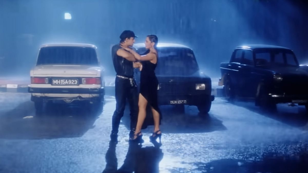 "Aankhon se tune ye kya keh diya", a romantic number Ghulam captures the magic of monsoon love. The song highlights the chemistry between Aamir Khan and Rani Mukerji, and its gentle drizzles paired with heartfelt lyrics make it a favorite for those who love a touch of romance on a rainy day.