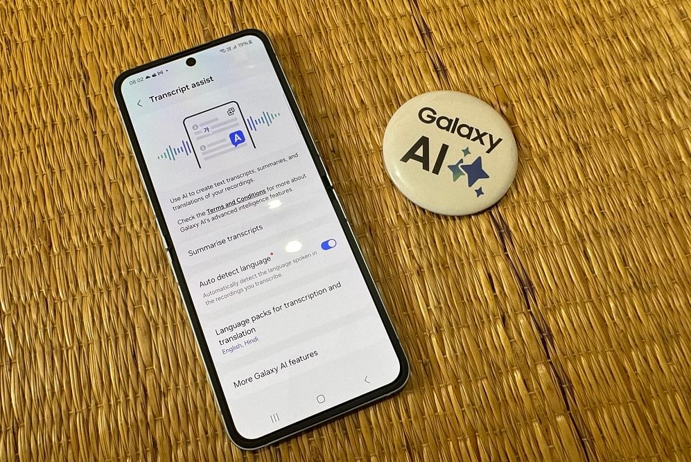 Transcript assist feature on Samsung Galaxy Z Flip6.