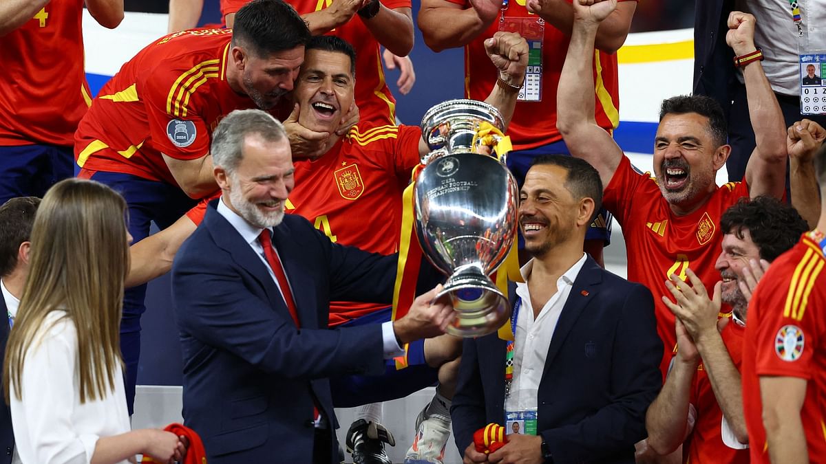 King Felipe VI of Spain  with the players and the trophy.